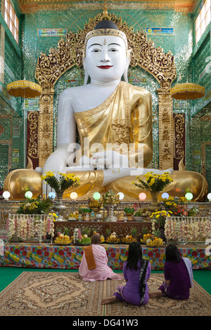 Seduto statua del Buddha, presto U Ponya Shin Paya, Sagaing Hill, Sagaing, vicino a Mandalay, Myanmar (Birmania), Asia Foto Stock