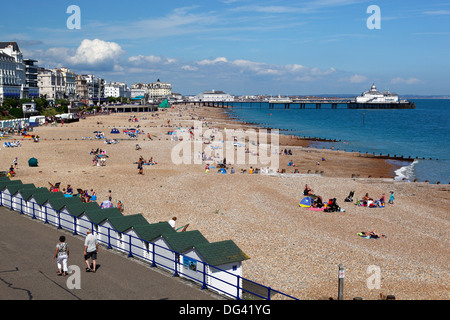 La spiaggia e il molo, Eastbourne, East Sussex, England, Regno Unito, Europa Foto Stock