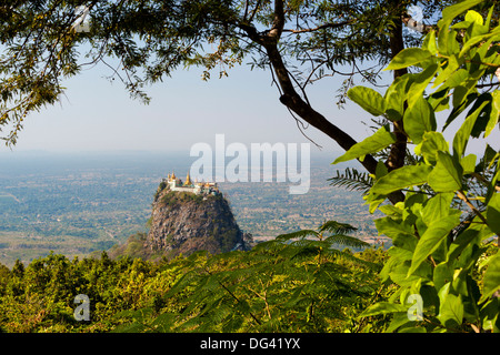 Il Monte Popa tempio, il Monte Popa, vicino a Bagan, centro del Myanmar, Myanmar (Birmania), Asia Foto Stock