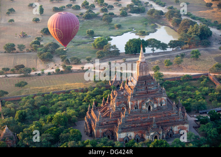 Alba su antichi templi da una mongolfiera, Bagan (pagano), centro del Myanmar, Myanmar (Birmania), Asia Foto Stock