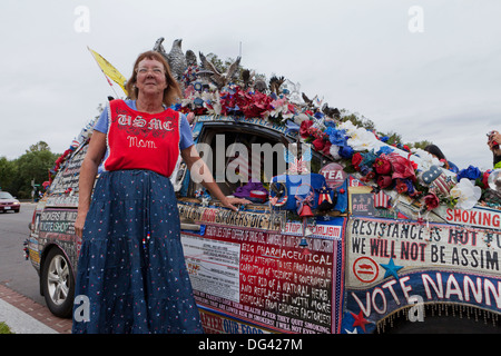 Minivan Linda Farley decorato con ornamenti politici e messaggi - Washington, DC USA Foto Stock