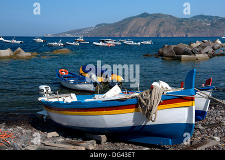 In legno colorato di barche da pesca in Lingua, Salina, le Isole Eolie, sito UNESCO, off Sicilia, in provincia di Messina, Italia Foto Stock