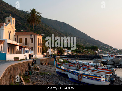 Barche di pescatori sulla spiaggia in Lingua, Salina, le Isole Eolie, sito UNESCO, off Sicilia, in provincia di Messina, Italia Foto Stock