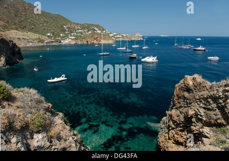 Yacht nella bay off Capo Milazzese a Panarea, Isole Eolie, Unesco Mondo Site, Provincia di Messina, Sicilia, Italia Foto Stock