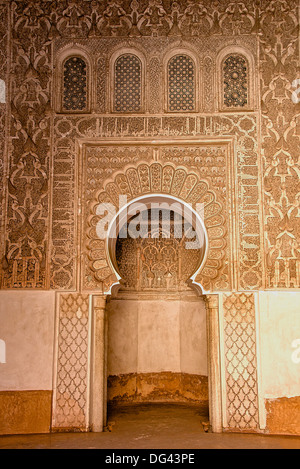 Mihrab in poco moschea, scuola coranica della medersa Ben Youssef, risalente al 1570, sito UNESCO, Marrakech, Marocco Foto Stock