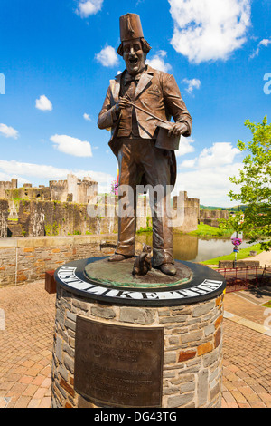 Tommy Cooper statua, Castello di Caerphilly, Gwent, Wales, Regno Unito, Europa Foto Stock