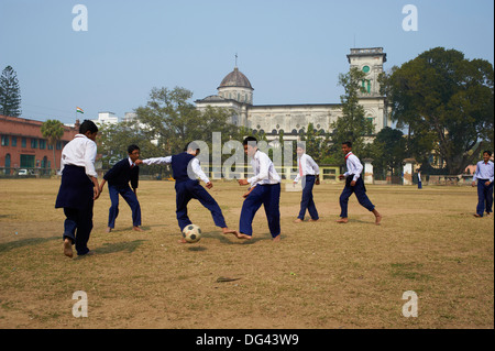 Gli studenti giocano a calcio, chiesa del Sacro Cuore di Gesù, Chandernagor (Chandannagar), un ex colonia francese, West Bengal, India, Asia Foto Stock