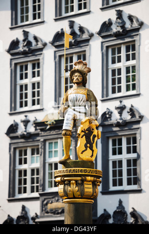 Statua che si trova nella città vecchia medievale, Schaffhausen, Svizzera, Europa Foto Stock