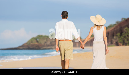 Romantica felice coppia di mezza età godendo di camminare sulla spiaggia, vacanze Pensione di concetto Foto Stock