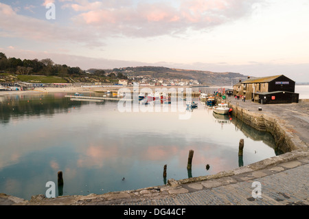 Visualizzare torna al porto a Lyme Regis preso dal Cobb, Dorset, England, Regno Unito, Europa Foto Stock