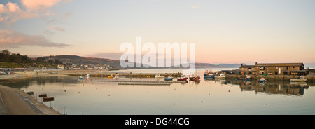 Vista panoramica torna al porto a Lyme Regis preso dal Cobb, Dorset, England, Regno Unito, Europa Foto Stock