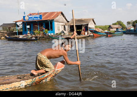 Giovane ragazzo in una barca sul lago Tonle Sap, Cambogia, Indocina, Asia sud-orientale, Asia Foto Stock