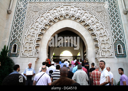 I musulmani a Parigi Grande Moschea degli aiuti El-Fitr festival, Parigi, Francia, Europa Foto Stock