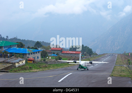 Tara aria DHC-6 Twin Otter aereo decollare da pista, Tenzing-Hillary aeroporto, Lukla, Nepal, Asia Foto Stock