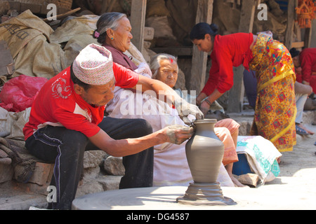 Potter girando sulla pentola ruota, Potter's Square, Bhaktapur, Nepal, Asia Foto Stock