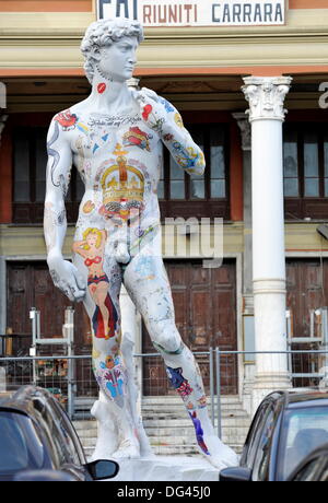 Un bianco replica in marmo di Michelangelo 'David' dipinta con colorata, moderna tatuaggi sorge su un luogo nella città italiana di Carrara, il 12 settembre 2013. Foto Stock