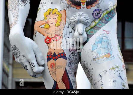 Un bianco replica in marmo di Michelangelo 'David' dipinta con colorata, moderna tatuaggi sorge su un luogo nella città italiana di Carrara, il 12 settembre 2013. Foto Stock