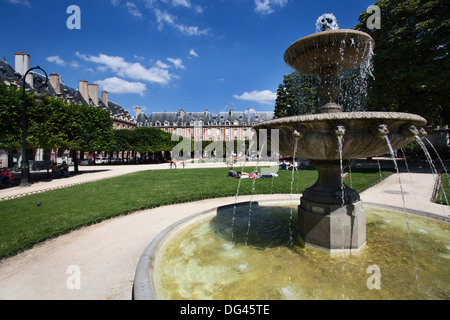 Fontana di Place des Vosges nel quartiere del Marais, Parigi, Francia, Europa Foto Stock