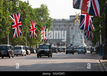 Buckingham Palace con i taxi e i martinetti di unione lungo il Mall, London, England, Regno Unito, Europa Foto Stock