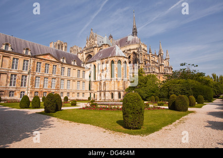 Il palais du Tau e la Cattedrale di Notre Dame de Reims cattedrale, Sito Patrimonio Mondiale dell'UNESCO, Reims, Champagne-Ardenne, Francia, Europa Foto Stock