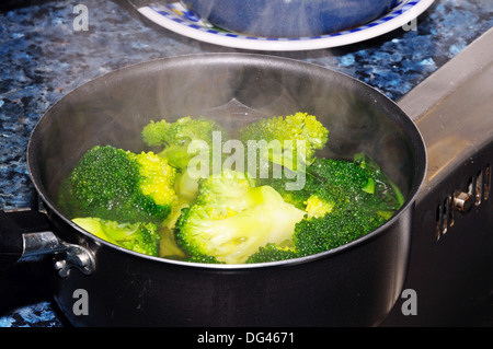 Broccoli cotti in una pentola di acqua. Foto Stock