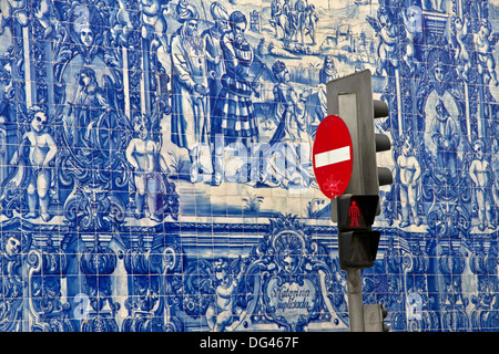 Nessun segno di entrata di fronte blu azulejo tiling parete di copertura della Capela das Almas, centro città, Porto, Portogallo Foto Stock