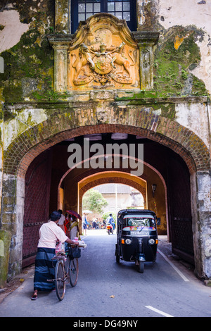 Cancello di ingresso alla città vecchia di Galle, Sito Patrimonio Mondiale dell'UNESCO sulla costa sud dello Sri Lanka, in Asia Foto Stock