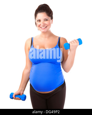 Felice donna incinta fare esercizio, isolati su sfondo bianco, sollevamento pesi, uno stile di vita attivo e sano concetto di gravidanza Foto Stock