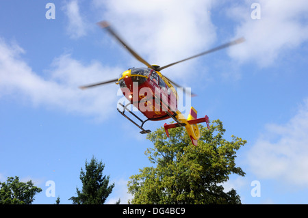 Air Ambulance elicotteri decollare da terra Foto Stock