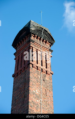 Vecchia Piazza tradizionali mattoni rossi torre camino factory Foto Stock