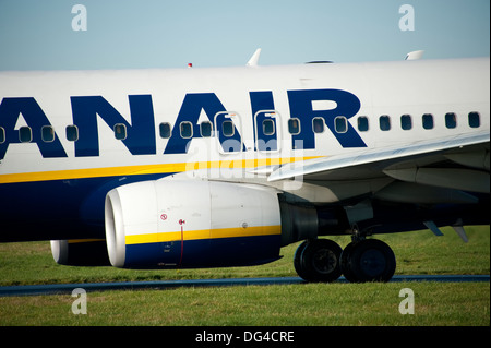Ryanair Jet aereo sulla pista di aeroporto di Liverpool Foto Stock