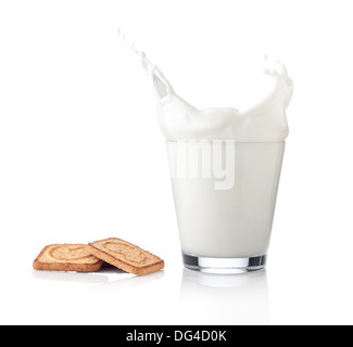 Schizzi di latte con vari biscotti di grano isolato su bianco Foto Stock