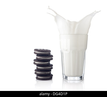 Schizzi di latte con vari biscotti al cioccolato isolato su bianco Foto Stock