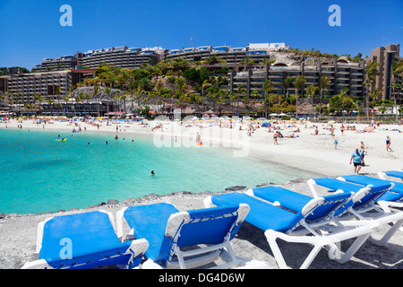 Lettini per prendere il sole in una spiaggia, Arguineguin, Anfi del Mar, Playa de la verga, Gran Canaria Isole Canarie Spagna, Atlantico, Europa Foto Stock