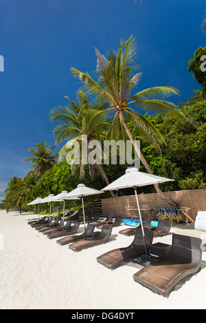 Ombrelloni e sdraio in spiaggia sulla costa tropicale, Boracay Foto Stock