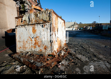 Arrugginimento arrugginiti corrosi fabbrica in acciaio serbatoio di acido Foto Stock