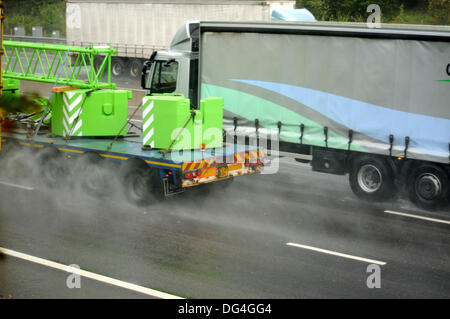 Nottinghamshire,UK.14 Ottobre 2013.Heavy Rain continua a cadere per oltre tre giorni in East Midlands.le condizioni di guida sono estremamente pericolose per le M1 autostrada vicino j27---j28 pioggia causando spray e di scarsa visibilità. Credito: Ian Francesco/Alamy Live News Foto Stock