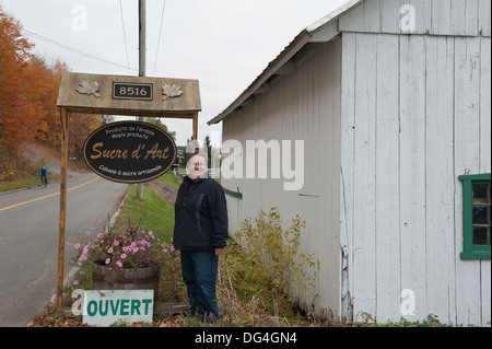 Yolande Laprise produce lo sciroppo d'acero prodotti lungo la Route de la Nouvelle-France in Côte-de-Beaupré, Provincia del Quebec. Foto Stock