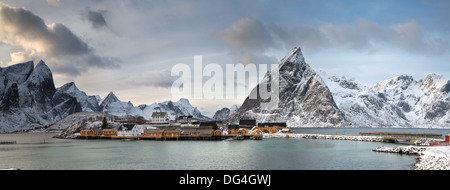 E Sacrisoy Olstind a metà inverno sulle Isole Lofoten in Norvegia. Foto Stock