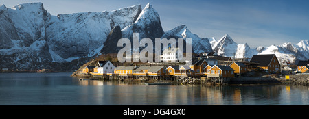 Sacrisoy villaggio di pescatori, Isole Lofoten in Norvegia a metà inverno. Foto Stock