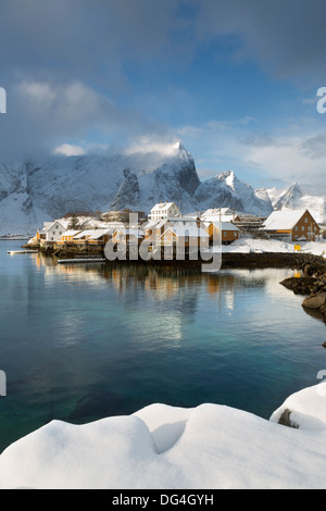 Sacrisoy villaggio di pescatori a metà inverno. Foto Stock