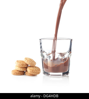 Spruzzi di cioccolato in un bicchiere con i cookie isolato su bianco Foto Stock