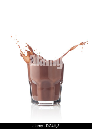 Splash in un bicchiere di frullato al cioccolato isolato Foto Stock