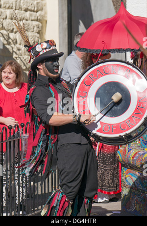 Morris ballerino, dal Flagcrackers di Craven lato, suonare il tamburo a Otley Folk Festival 2013, Inghilterra, Regno Unito Foto Stock