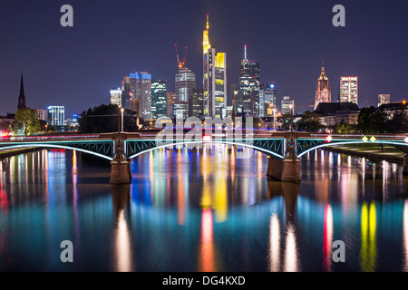 Skyline di Francoforte, in Germania, il centro finanziario del paese. Foto Stock