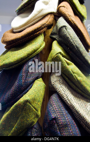 Tradizionale tessuta a mano cappelli Cappelli in Eddie Doherty il tweed workshop a Ardara County Donegal Irlanda Foto Stock