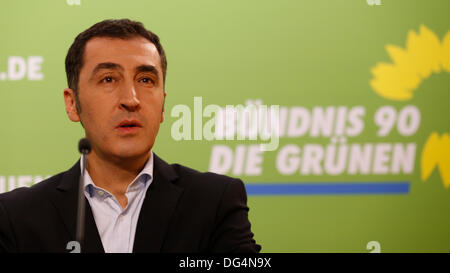 Berlino, Germania. 14 ottobre, 2013. Cem Özdemir, presidente di Alleanza 90/il Partito dei Verdi, tiene una conferenza stampa a Berlino. / Immagine: Cem Özdemir, presidente di Alleanza 90/Partito Verde parla durante conferenze stampa a Berlino. Foto Stock