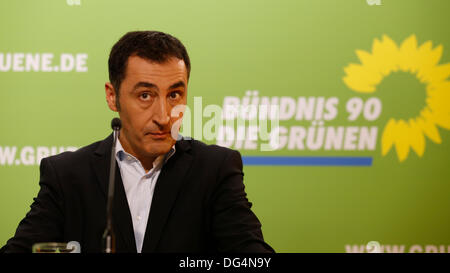 Berlino, Germania. 14 ottobre, 2013. Cem Özdemir, presidente di Alleanza 90/il Partito dei Verdi, tiene una conferenza stampa a Berlino. / Immagine: Cem Özdemir, presidente di Alleanza 90/Partito Verde parla durante conferenze stampa a Berlino. Foto Stock