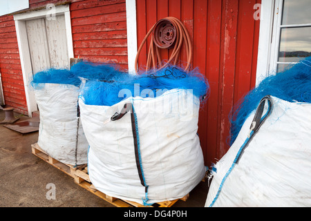 Pranzo blue reti da pesca giaceva nel piccolo villaggio norvegese Foto Stock