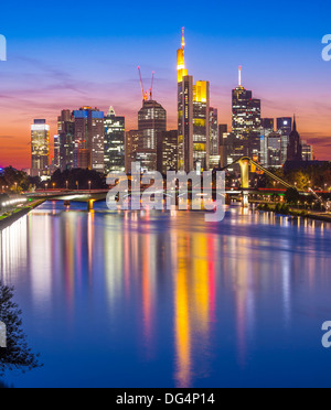 Skyline di Francoforte, in Germania, il centro finanziario del paese. Foto Stock